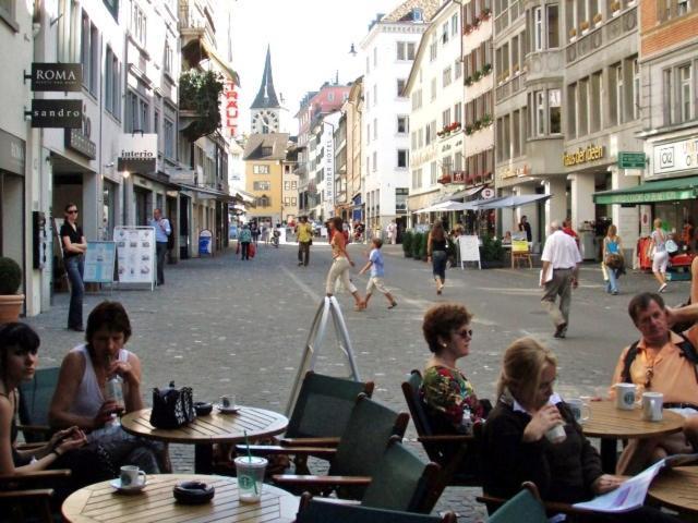 Pedestrian Area Close To Bahnhofstrasse Zurich Extérieur photo